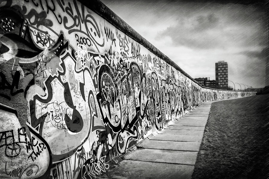 berlin-wall-black-and-white-carol-japp.jpg