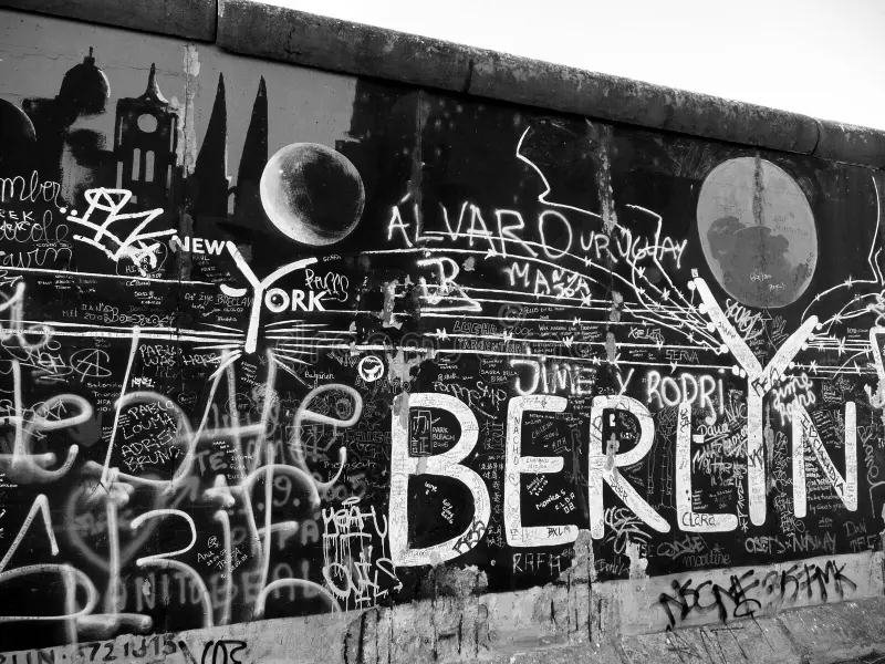 mural-berlin-wall-20664469.webp
